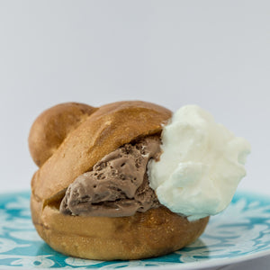 Tuppo con gelato e panna