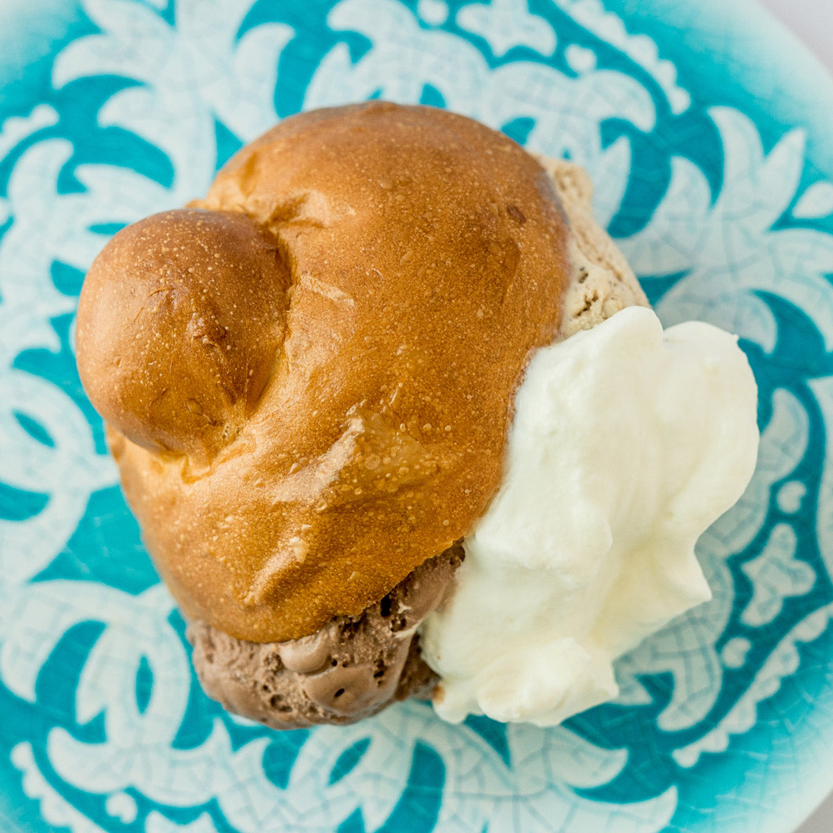 Tuppo con gelato e panna