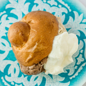 Tuppo con gelato e panna